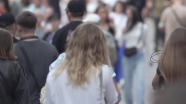 KYIV, UKRAINE - 25 Ağustos 2024: Yazın Ukrayna 'nın merkez caddesinde insanlar