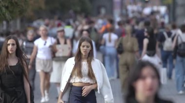 KYIV, UKRAINE - 25 Ağustos 2024: Yazın Ukrayna 'nın merkez caddesinde insanlar