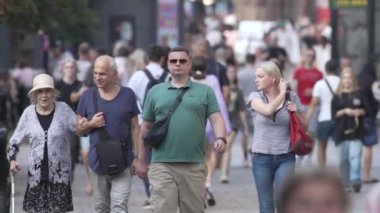 KYIV, UKRAINE - 25 Ağustos 2024: Yazın Ukrayna 'nın merkez caddesinde insanlar