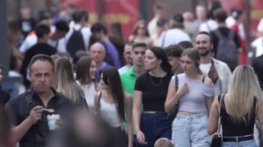 KYIV, UKRAINE - 25 Ağustos 2024: Yazın Ukrayna 'nın merkez caddesinde insanlar