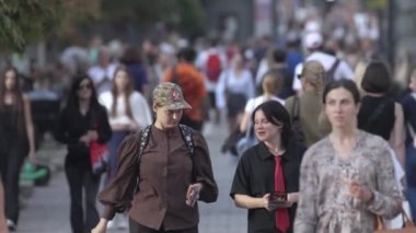 KYIV, UKRAINE - 25 Ağustos 2024: Yazın Ukrayna 'nın merkez caddesinde insanlar