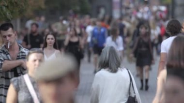 KYIV, UKRAINE - 25 Ağustos 2024: Yazın Ukrayna 'nın merkez caddesinde insanlar