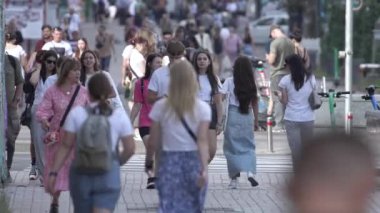KYIV, UKRAINE - 25 Ağustos 2024: Yazın Ukrayna 'nın merkez caddesinde insanlar
