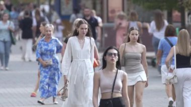 KYIV, UKRAINE - 25 Ağustos 2024: Yazın Ukrayna 'nın merkez caddesinde insanlar
