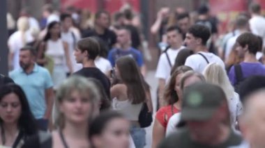 KYIV, UKRAINE - 25 Ağustos 2024: Yazın Ukrayna 'nın merkez caddesinde insanlar