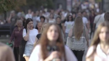 KYIV, UKRAINE - 25 Ağustos 2024: Yazın Ukrayna 'nın merkez caddesinde insanlar