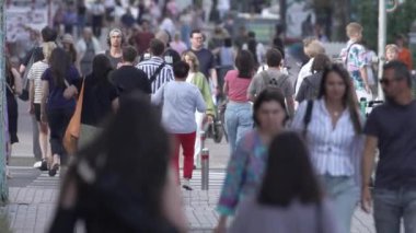 KYIV, UKRAINE - 25 Ağustos 2024: Yazın Ukrayna 'nın merkez caddesinde insanlar
