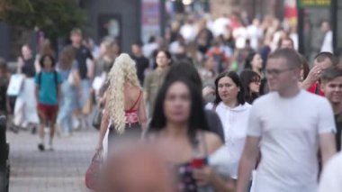 KYIV, UKRAINE - 25 Ağustos 2024: Yazın Ukrayna 'nın merkez caddesinde insanlar