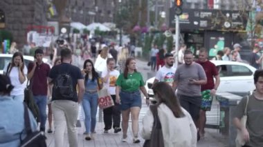 KYIV, UKRAINE - 25 Ağustos 2024: Yazın Ukrayna 'nın merkez caddesinde insanlar