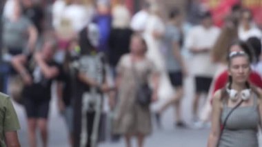 KYIV, UKRAINE - 25 Ağustos 2024: Yazın Ukrayna 'nın merkez caddesinde insanlar