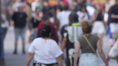 KYIV, UKRAINE - 25 Ağustos 2024: Yazın Ukrayna 'nın merkez caddesinde insanlar