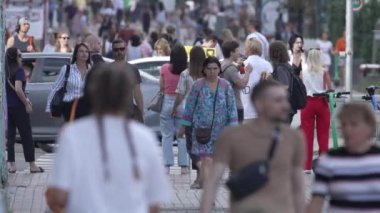 KYIV, UKRAINE - 25 Ağustos 2024: Yazın Ukrayna 'nın merkez caddesinde insanlar