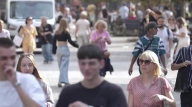 KYIV, UKRAINE - 25 Ağustos 2024: Yazın Ukrayna 'nın merkez caddesinde insanlar