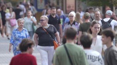 KYIV, UKRAINE - 25 Ağustos 2024: Yazın Ukrayna 'nın merkez caddesinde insanlar