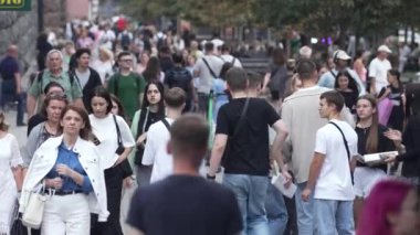 KYIV, UKRAINE - 25 Ağustos 2024: Yazın Ukrayna 'nın merkez caddesinde insanlar