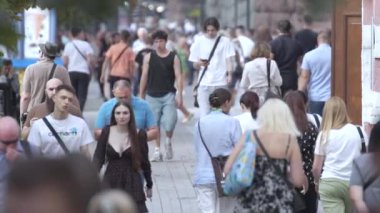 KYIV, UKRAINE - 25 Ağustos 2024: Yazın Ukrayna 'nın merkez caddesinde insanlar