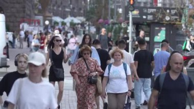 KYIV, UKRAINE - 25 Ağustos 2024: Yazın Ukrayna 'nın merkez caddesinde insanlar