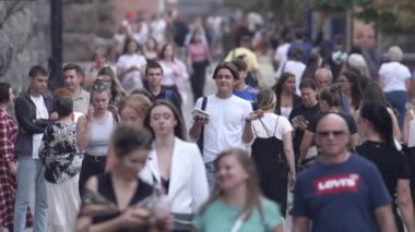 KYIV, UKRAINE - 25 Ağustos 2024: Yazın Ukrayna 'nın merkez caddesinde insanlar