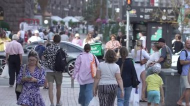 KYIV, UKRAINE - 25 Ağustos 2024: Yazın Ukrayna 'nın merkez caddesinde insanlar