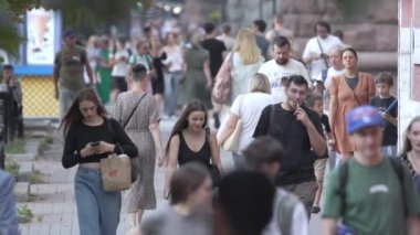 KYIV, UKRAINE - 25 Ağustos 2024: Yazın Ukrayna 'nın merkez caddesinde insanlar