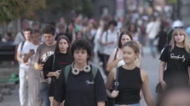 KYIV, UKRAINE - 25 Ağustos 2024: Yazın Ukrayna 'nın merkez caddesinde insanlar