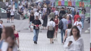 KYIV, UKRAINE - 25 Ağustos 2024: Yazın Ukrayna 'nın merkez caddesinde insanlar