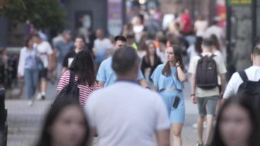 KYIV, UKRAINE - 25 Ağustos 2024: Yazın Ukrayna 'nın merkez caddesinde insanlar