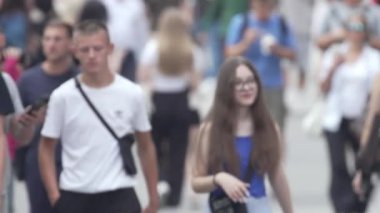 KYIV, UKRAINE - 25 Ağustos 2024: Yazın Ukrayna 'nın merkez caddesinde insanlar