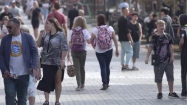 KYIV, UKRAINE - 25 Ağustos 2024: Yazın Ukrayna 'nın merkez caddesinde insanlar