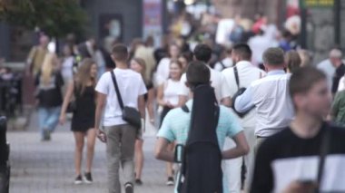 KYIV, UKRAINE - 25 Ağustos 2024: Yazın Ukrayna 'nın merkez caddesinde insanlar