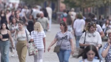 KYIV, UKRAINE - 25 Ağustos 2024: Yazın Ukrayna 'nın merkez caddesinde insanlar