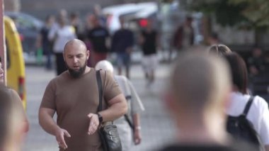 KYIV, UKRAINE - 25 Ağustos 2024: Yazın Ukrayna 'nın merkez caddesinde insanlar