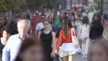 KYIV, UKRAINE - 25 Ağustos 2024: Yazın Ukrayna 'nın merkez caddesinde insanlar