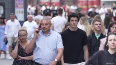 KYIV, UKRAINE - 25 Ağustos 2024: Yazın Ukrayna 'nın merkez caddesinde insanlar