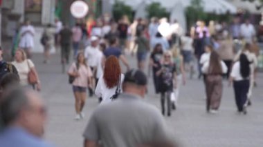 KYIV, UKRAINE - 25 Ağustos 2024: Yazın Ukrayna 'nın merkez caddesinde insanlar