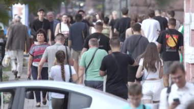 KYIV, UKRAINE - 25 Ağustos 2024: Yazın Ukrayna 'nın Kyiv kentinde kalabalık bir cadde