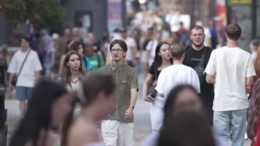 KYIV, UKRAINE - 25 Ağustos 2024: Yazın Ukrayna 'nın Kyiv kentinde kalabalık bir cadde