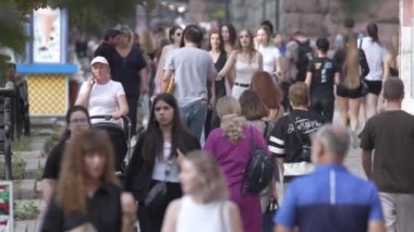 KYIV, UKRAINE - 25 Ağustos 2024: Yazın Ukrayna 'nın Kyiv kentinde kalabalık bir cadde