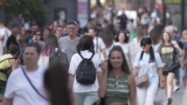 KYIV, UKRAINE - 25 Ağustos 2024: Yazın Ukrayna 'nın Kyiv kentinde kalabalık bir cadde