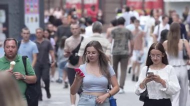 KYIV, UKRAINE - 25 Ağustos 2024: Yazın Ukrayna 'nın Kyiv kentinde kalabalık bir cadde