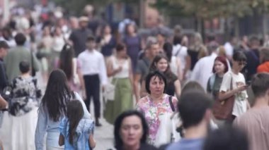 KYIV, UKRAINE - 25 Ağustos 2024: Yazın Ukrayna 'nın Kyiv kentinde kalabalık bir cadde