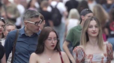 KYIV, UKRAINE - 25 Ağustos 2024: Yazın Ukrayna 'nın Kyiv kentinde kalabalık bir cadde