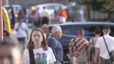 KYIV, UKRAINE - 25 Ağustos 2024: Yazın Ukrayna 'nın Kyiv kentinde kalabalık bir cadde
