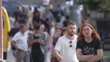 KYIV, UKRAINE - 25 Ağustos 2024: Yazın Ukrayna 'nın Kyiv kentinde kalabalık bir cadde