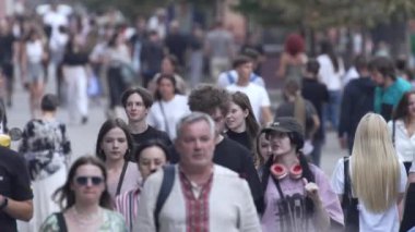 KYIV, UKRAINE - 25 Ağustos 2024: Yazın Ukrayna 'nın Kyiv kentinde kalabalık bir cadde