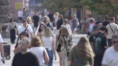 KYIV, UKRAINE - 25 Ağustos 2024: Yazın Ukrayna 'nın Kyiv kentinde kalabalık bir cadde