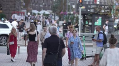 KYIV, UKRAINE - 25 Ağustos 2024: Yazın Ukrayna 'nın Kyiv kentinde kalabalık bir cadde
