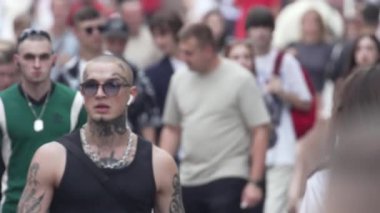 KYIV, UKRAINE - 25 Ağustos 2024: Yazın Ukrayna 'nın Kyiv kentinde kalabalık bir cadde