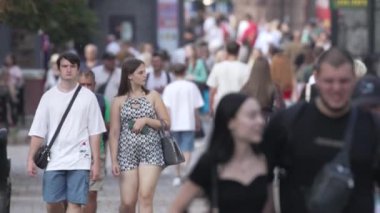 KYIV, UKRAINE - 25 Ağustos 2024: Yazın Ukrayna 'nın Kyiv kentinde kalabalık bir cadde