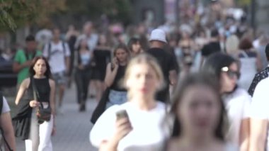 KYIV, UKRAINE - 25 Ağustos 2024: Yazın Ukrayna 'nın Kyiv kentinde kalabalık bir cadde
